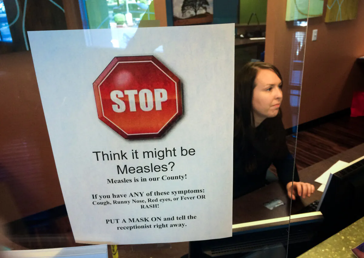 A sign warns of the dangers of measles in the reception area of an office in Arizona. (Tom Stathis/AP Photo)