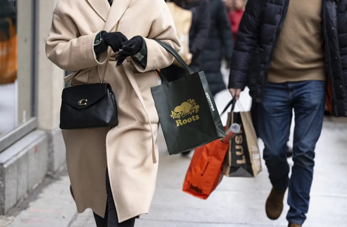 Shoppers walk in downtown Montreal on Dec. 19, 2023. (The Canadian Press/Christinne Muschi)