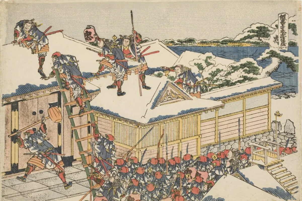 The 47 ronin attack the principal gate of Kira's mansion as they avenge the death of their master, Asano, in accordance with their samurai code, in a work by Japanese artist Hokusai. (Public Domain)