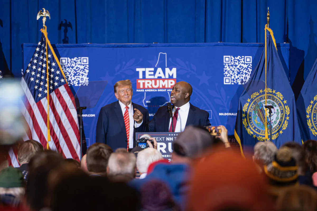 Sen. Tim Scott (R-S.C.) endorses Republican presidential candidate and former President Donald J. Trump during a campaign event in Concord, N.H., on Jan. 19, 2024. (Madalina Vasiliu/The Epoch Times)