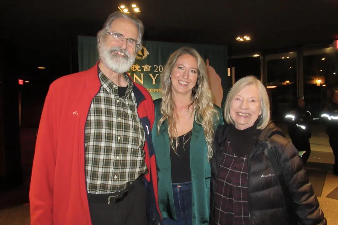 Fletcher Murray and his wife and daughter at Shen Yun's evening performance at the San Diego Civic Theater on Jan. 19, 2024. (Linda Jiang/The Epoch Times)