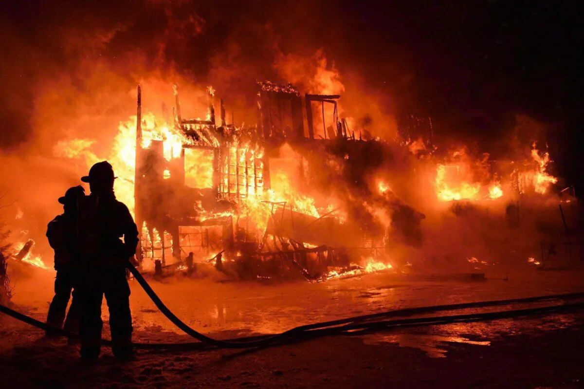 Fire engulfs a seniors residence in L'Isle-Verte, Que., early Jan. 23, 2014. (The Canadian Press/Frances Drouin)
