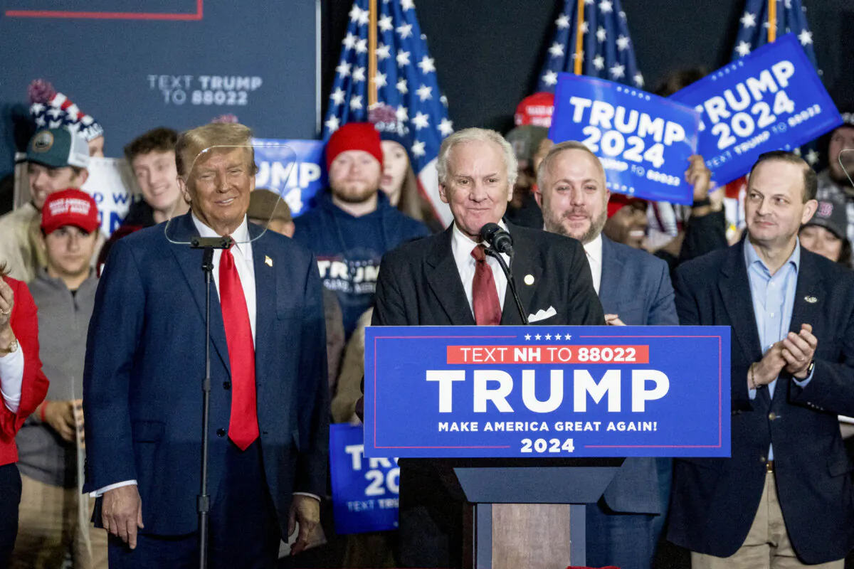 South Carolina Gov. Henry McMaster speaks during a rally for Republican presidential candidate and former President Donald J. Trump in Manchester, N.H., on Jan. 20, 2024. (Madalina Vasiliu/The Epoch Times)