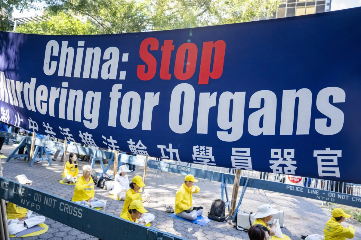 Falun Gong practitioners appeal next to United Nations headquarters in New York City on Sept. 20, 2023.(Chung I Ho/The Epoch Times) (Falun Gong practitioners appeal next to United Nations headquarters in New York City on Sept. 20, 2023.(Chung I Ho/The Epoch Times)
