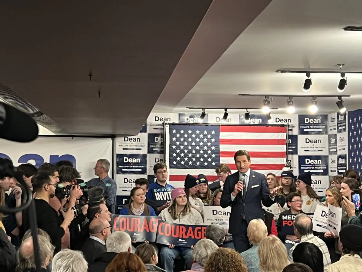 Dean Phillips speaks to voters in Manchester, New Hampshire, on January 22, 2024. (Emel Akan/Epoch Times)