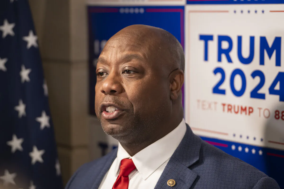 Sen. Tim Scott (R-S.C.) speaks with reporters at Republican presidential candidate and former President Donald J. Trump’s rally in Laconia, N.H., on Jan. 22, 2024. (Madalina Vasiliu/The Epoch Times)