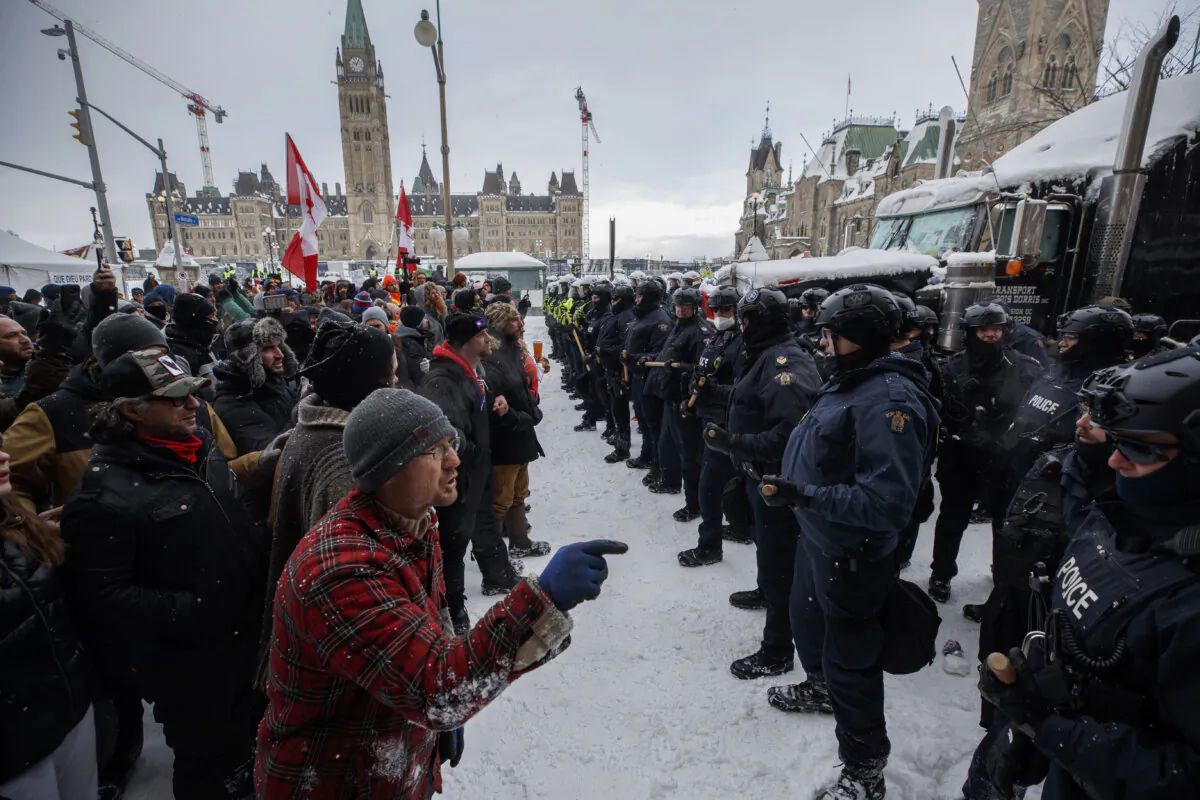 Police move in to clear Freedom Convoy protesters from downtown Ottawa near Parliament Hill after the Emergencies Act was invoked, on Feb. 19, 2022. (The Canadian Press/Cole Burston)