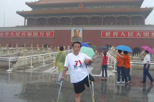 Qi Zhiyong in Tiananmen Square, on the afternoon of June 30, 2007. (Photo courtesy of Hu Jia)