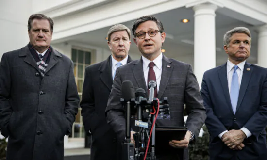 Speaker, Several Governors Side With Texas Against Feds in Border Standoff