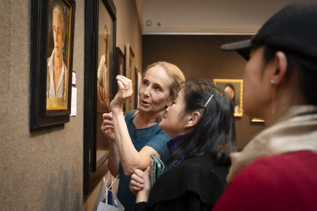 Alessandra Marrucchi, outstanding technique award recipient, talks about her painting “A Self Portrait With a Pearl Earring” at "The Sixth NTD International Figure Painting Competition" on Jan. 18 2024, at the Salmagundi Club in New York City. (Samira Bouaou/The Epoch Times)