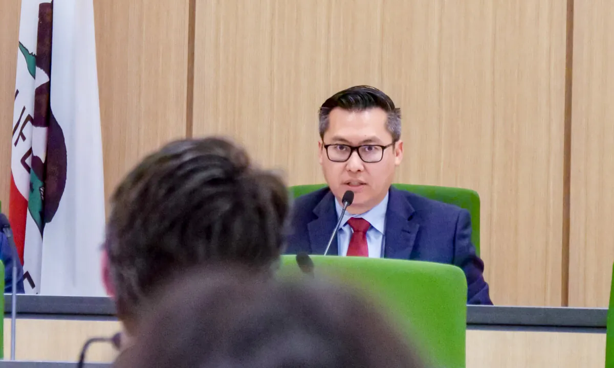 California State Assemblyman Vince Fong, vice chair of the Senate Budget and Fiscal Review Committee, asks questions during a meeting in Sacramento, Calif., on Jan. 23, 2024. (Travis Gillmore/The Epoch Times)