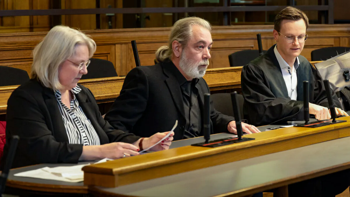 Author C.J. Hopkins (C) with his lawyer Friedemann Däblitz (R) at the Tiergarten district court in Berlin on Jan. 23, 2024.
(Matthias Kehrein/The Epoch Times)