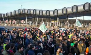 Protesting French Farmers Head Toward Paris on Tractors