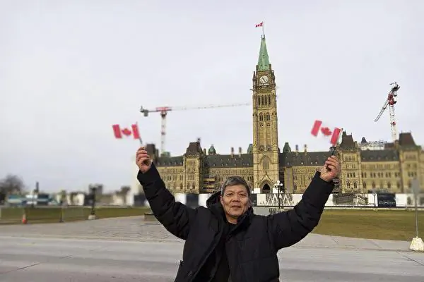 Chen Siming jubilantly waves the Canadian flag at a human rights conference hosted by the Canadian Ministry of Foreign Affairs in Ottawa, in November 2023. (Courtesy of Chen Siming)