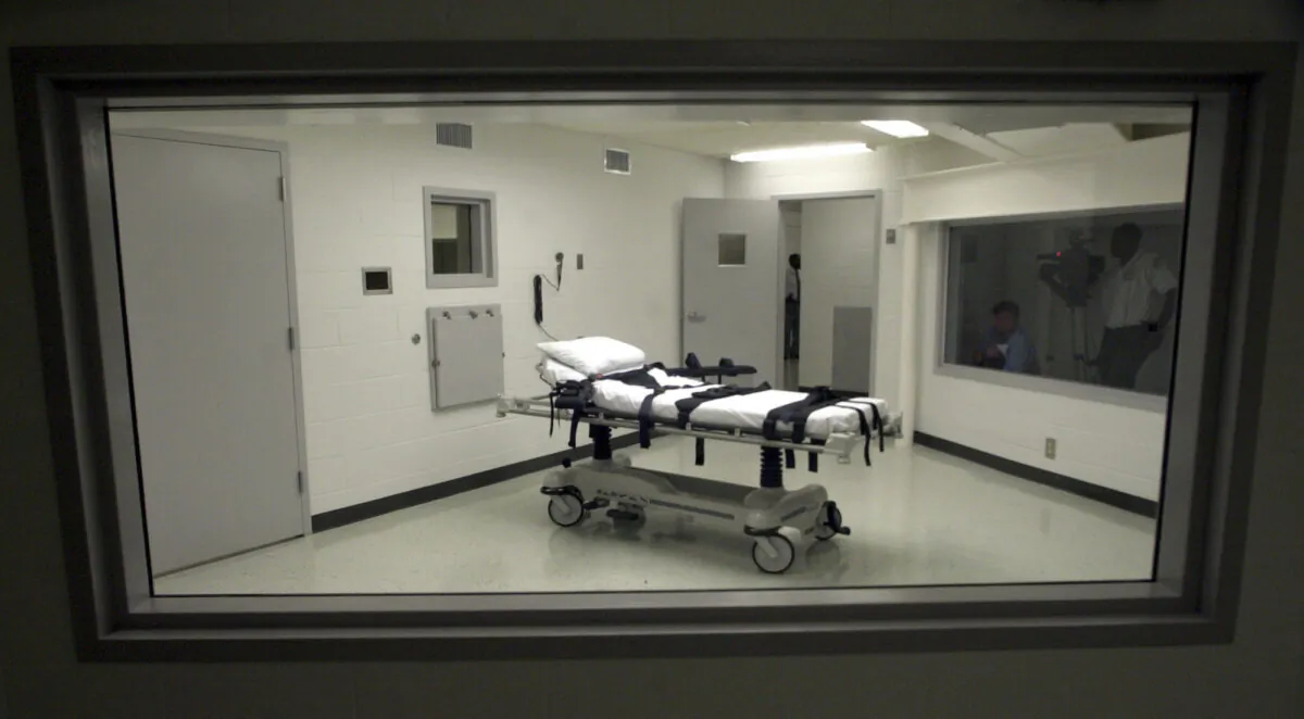 Alabama's lethal injection chamber at Holman Correctional Facility in Atmore, Ala., on Oct. 7, 2002. (Dave Martin/AP Photo)