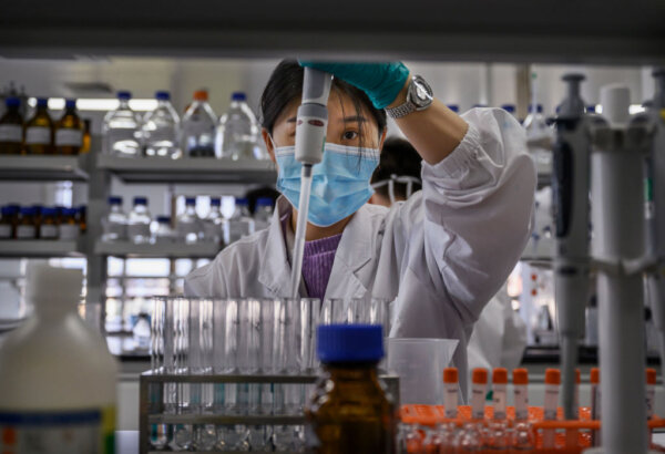 Chinese Doctors, Families Say Questions Over Suspected COVID Vaccine Injuries Remain Unanswered