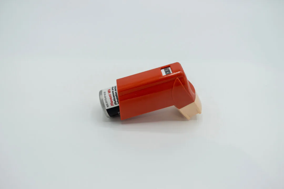 A Flovent inhaler. (Colleen Michaels/Shutterstock)