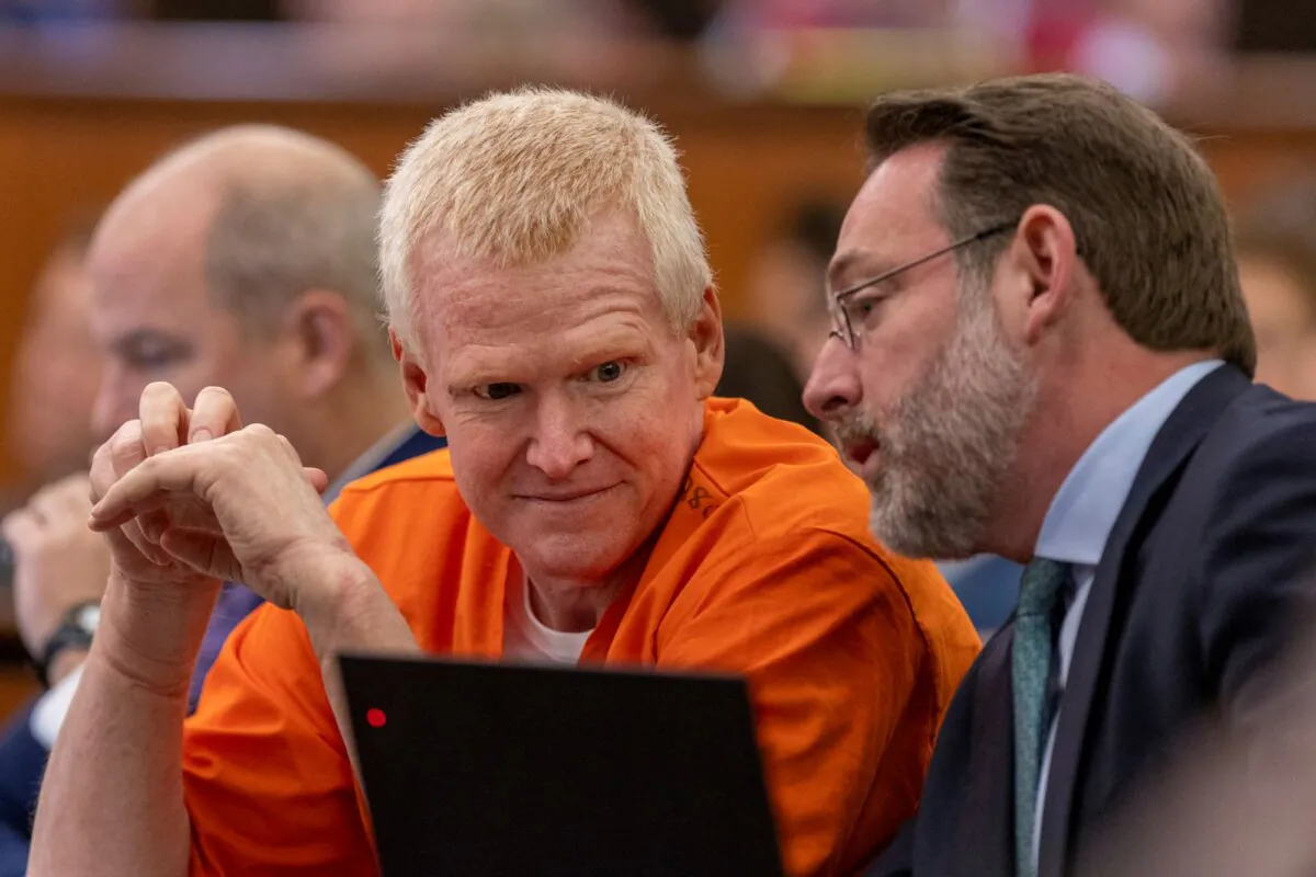 Alex Murdaugh, (L), confers with Phil Barber during a judicial hearing at the Richland County Judicial Center in Columbia, S.C., on Jan. 29, 2024. (Tracy Glantz/Pool/The State via AP)