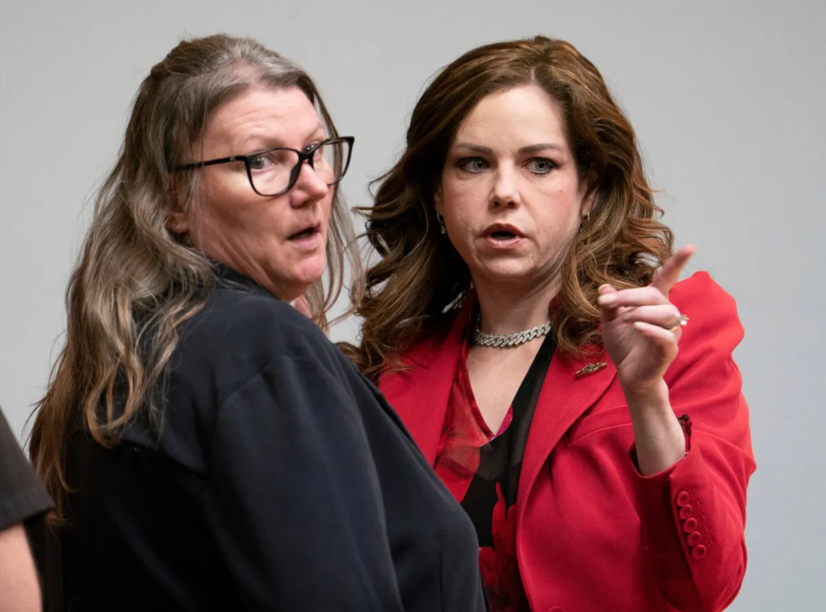 Jennifer Crumbley (L), stands with her attorney, Shannon Smith, in an Oakland County courtroom, in Pontiac, Mich., on Jan. 29, 2024. (Mandi Wright/Pool/Detroit Free Press via AP)