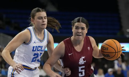 Washington State Holds on for 85–82 Win Over No. 2 UCLA Despite Knee Injury to Leger-Walker