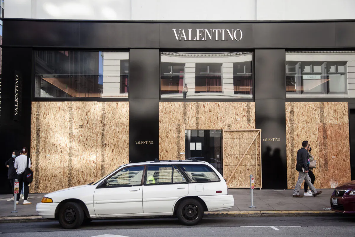 A series of smash-and-grab robberies left stores with boarded up windows in San Francisco on Nov. 22, 2021. (Lear Zhou/The Epoch Times)