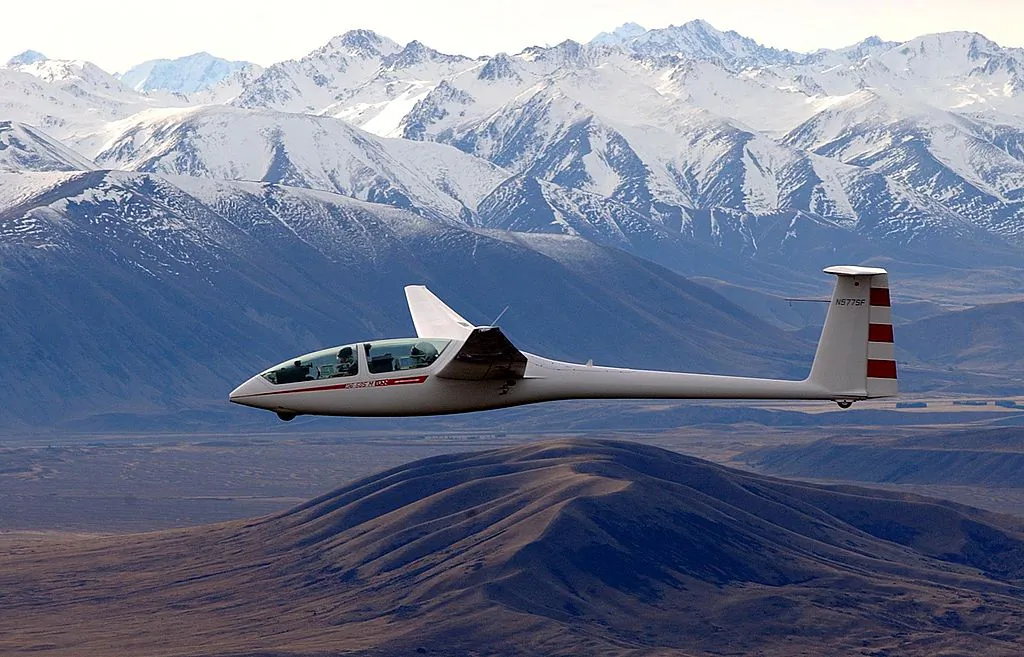 American billionare and adventurer Steve Fossett, with his copilot Einar Enevoldson take in magnificent views of the Southern alps and Mt Cook (Aoraki) as they have their first test flight in the DG505 sailplane. (Barry Harcourt/Getty Images)