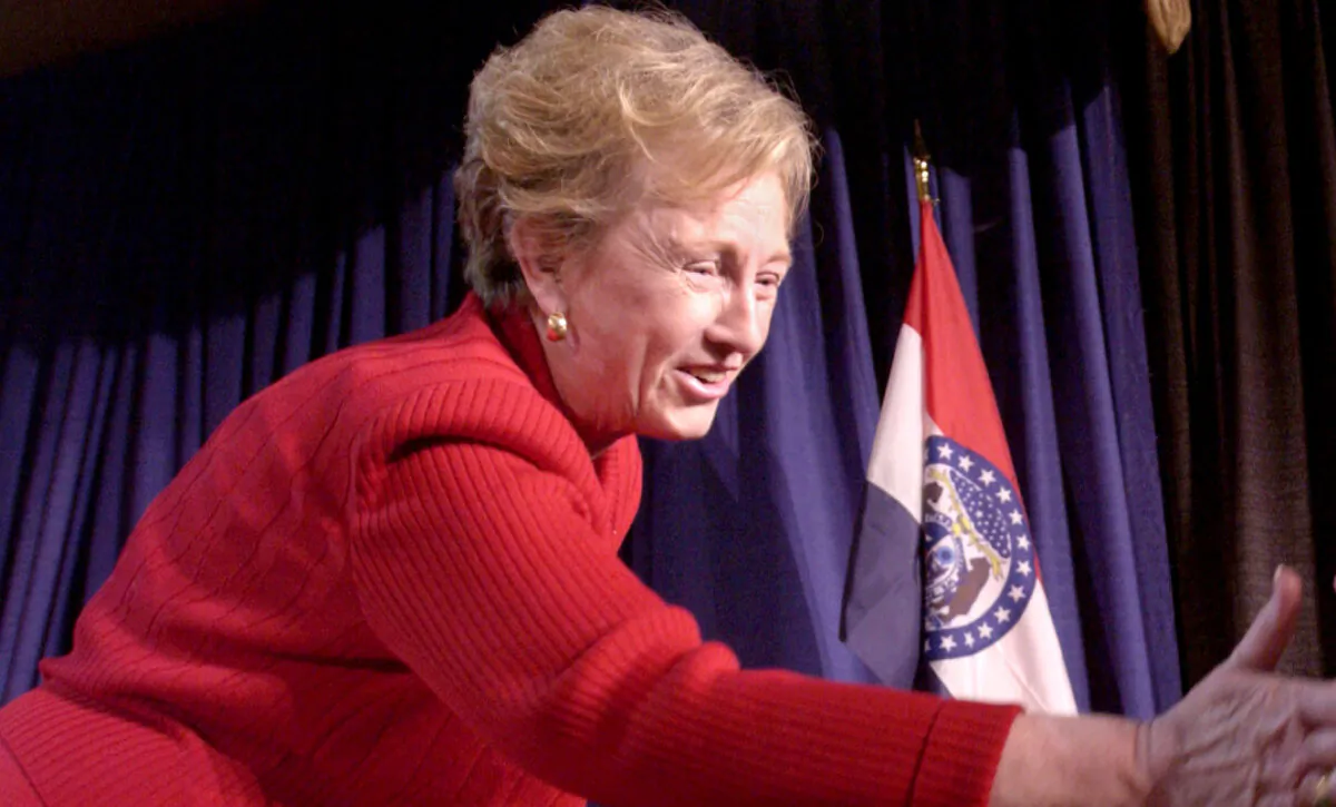 Senator Jean Carnahan (D-MO.) says farewell to supporters in St. Louis, Miss., on Nov. 6, 2002. (Brendan Smialowski/Getty Images)