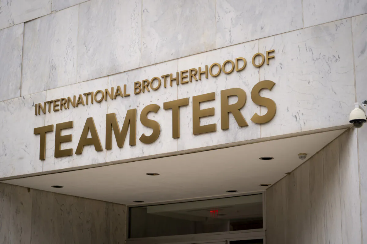 Former President Donald Trump’s motorcade arrives at Teamsters headquarters in Washington, on Jan. 31, 2024. (Madalina Vasiliu/The Epoch Times)