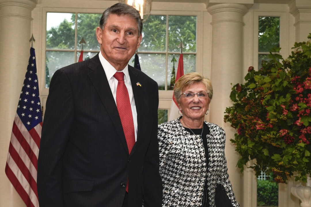 Sen. Joe Manchin’s Wife Hospitalized After Man Fleeing Police Crashes ...