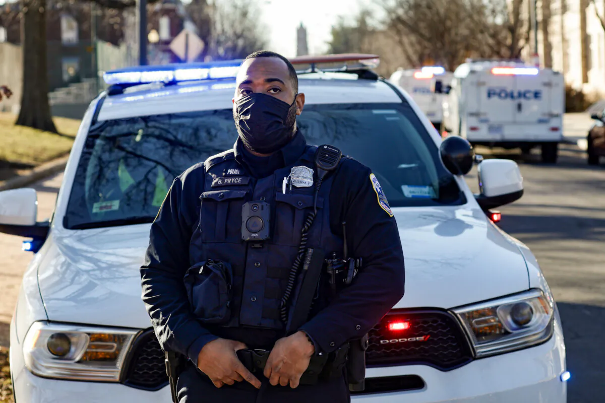 File image shows a police officer in Washington. (Alex Wong/Getty Images)