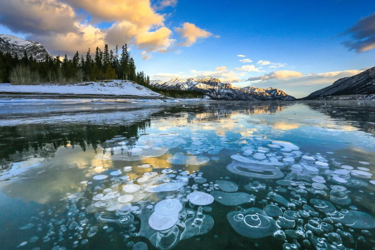 Abraham Lake makes our top-10 list as one of Canada’s many winter treasures. It is a must-see destination for anyone travelling to Alberta. (David Wirzba/Unsplash.com)  