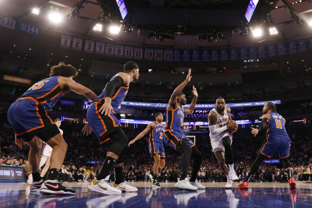 James, Lakers Pull Away For 113–105 Win To End Knicks’ Nine-Game ...