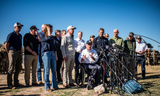 Over a Dozen GOP Governors Visit Texas Amid Border Clash With Federal Government