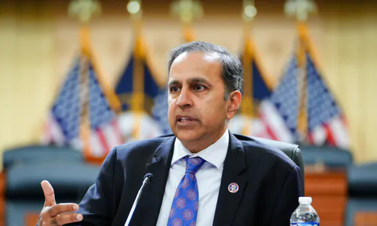 US ‘Would Be Naive’ to Assume CCP Won’t Attempt Election Interference: House China Committee Leader