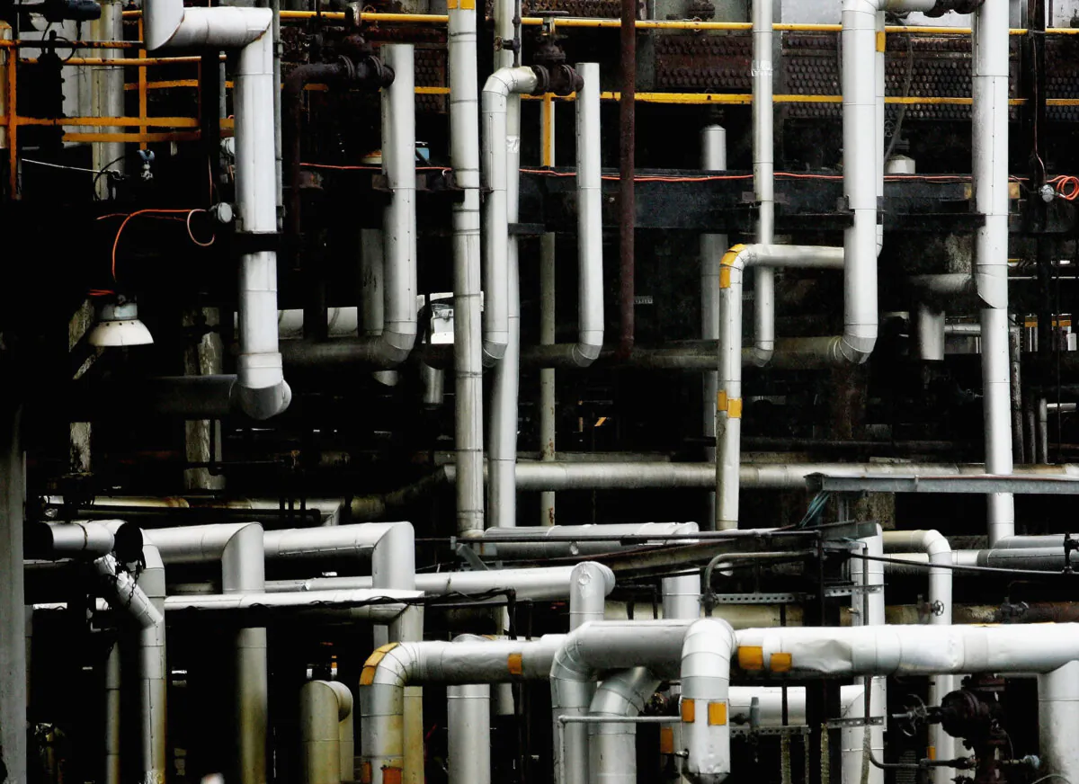 Gas and oil pipes wind through The Kurnell Oil Refinery in Sydney, Australia, on March 22, 2005. (Ian Waldie/Getty Images)