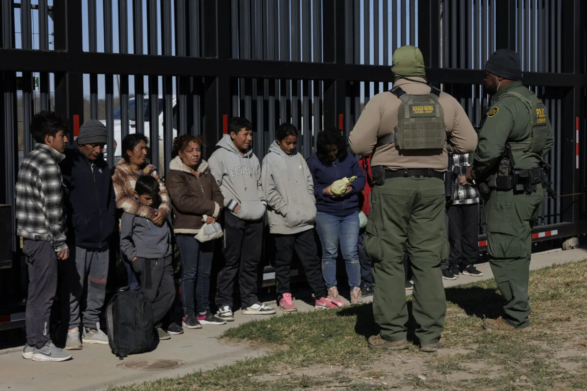 U.S. Border Patrol agents guard illegal immigrants that crossed into Shelby Park as they wait to be picked up for processing in Eagle Pass, Texas, on Feb. 4, 2024. (Michael Gonzalez/Getty Images)