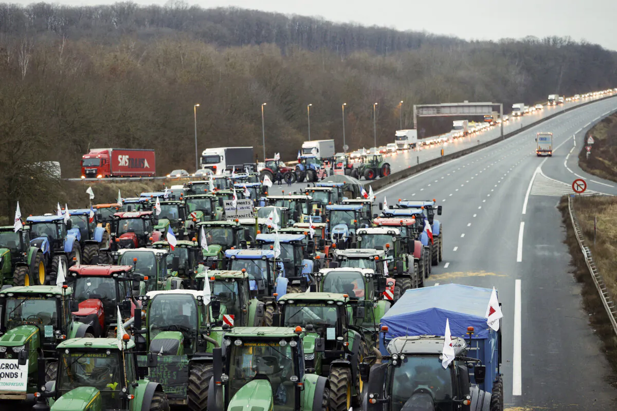 French farmers block a highway with their tractors during a protest over price pressures, taxes and green regulation, grievances shared by farmers across Europe, in Longvilliers, near Paris, France, January 30, 2024. REUTERS/Abdul Saboor