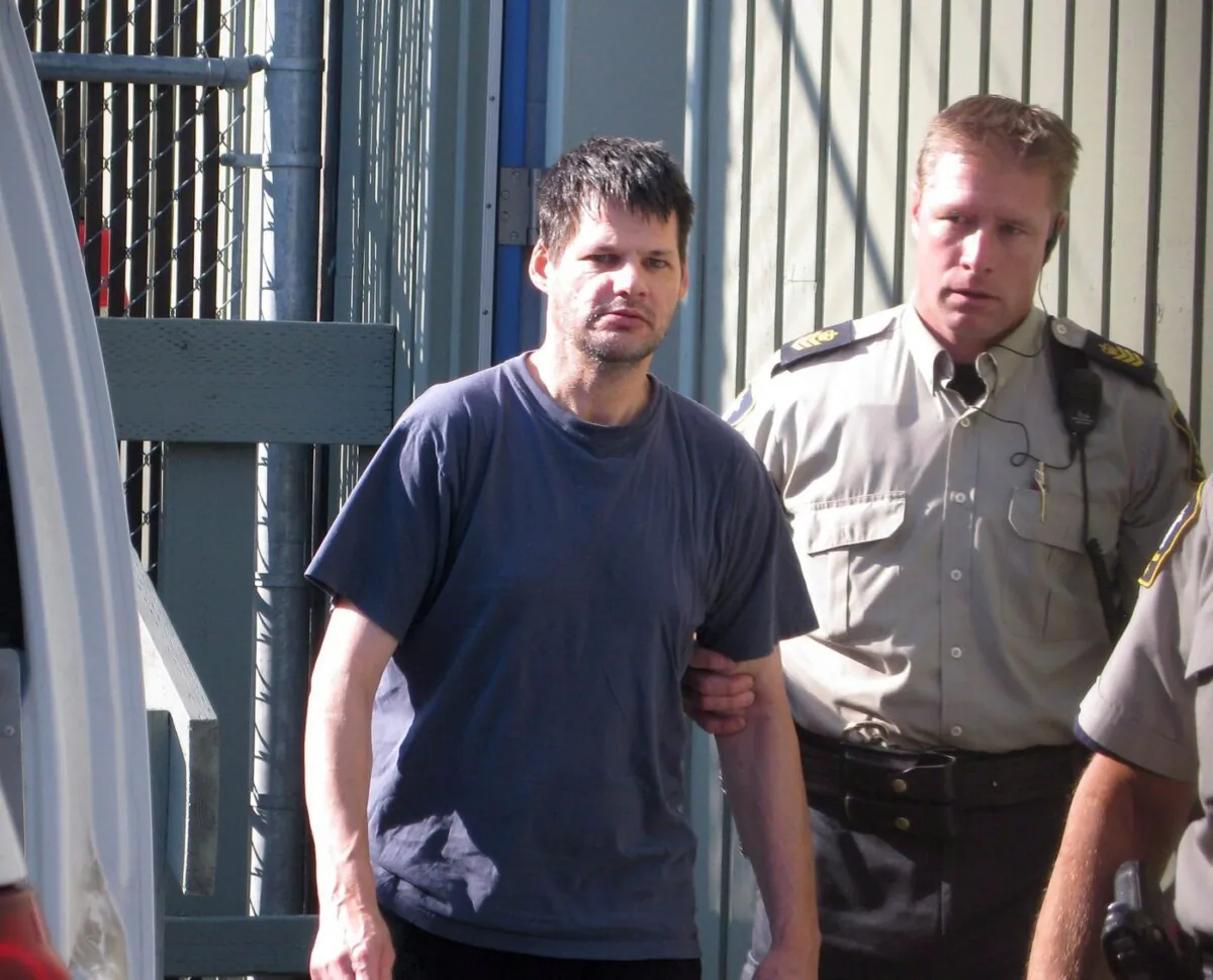 Accused child abductor Randall Hopley is led out of the Cranbrook, B.C., courthouse on Sept. 14, 2011. (The Canadian Press/Bill Graveland)