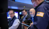 Wall Street Opens Flat With Earnings, Economic Data in Focus