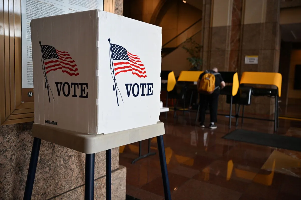 A voter prepares their ballot at a polling station during early voting in Los Angeles on Nov. 1, 2022. (Robyn Beck/AFP via Getty Images)