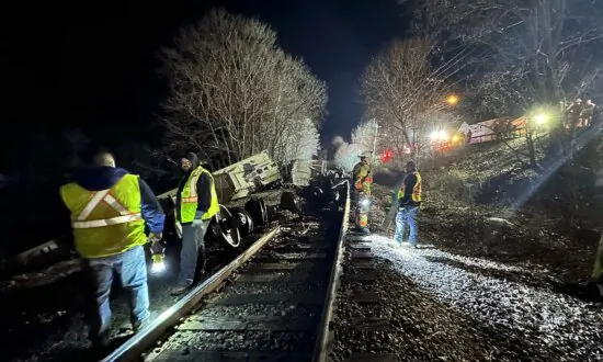 10 Cars of Cargo Train Carrying Cooking Oil and Plastic Pellets Derail. Two Land in New York River