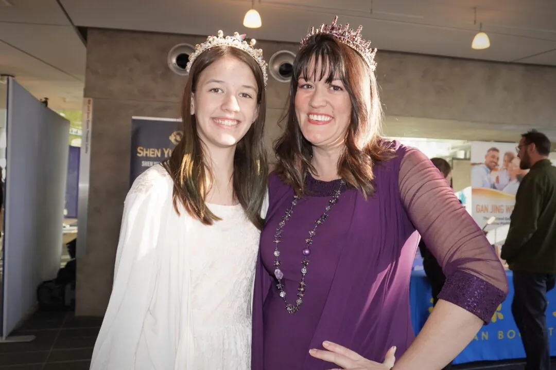 Sabrina Redmond and her daughter at Shen Yun Performing Arts at Ikeda Theater at Mesa Arts Center on Feb. 8, 2024. (Sally Sun/The Epoch Times)