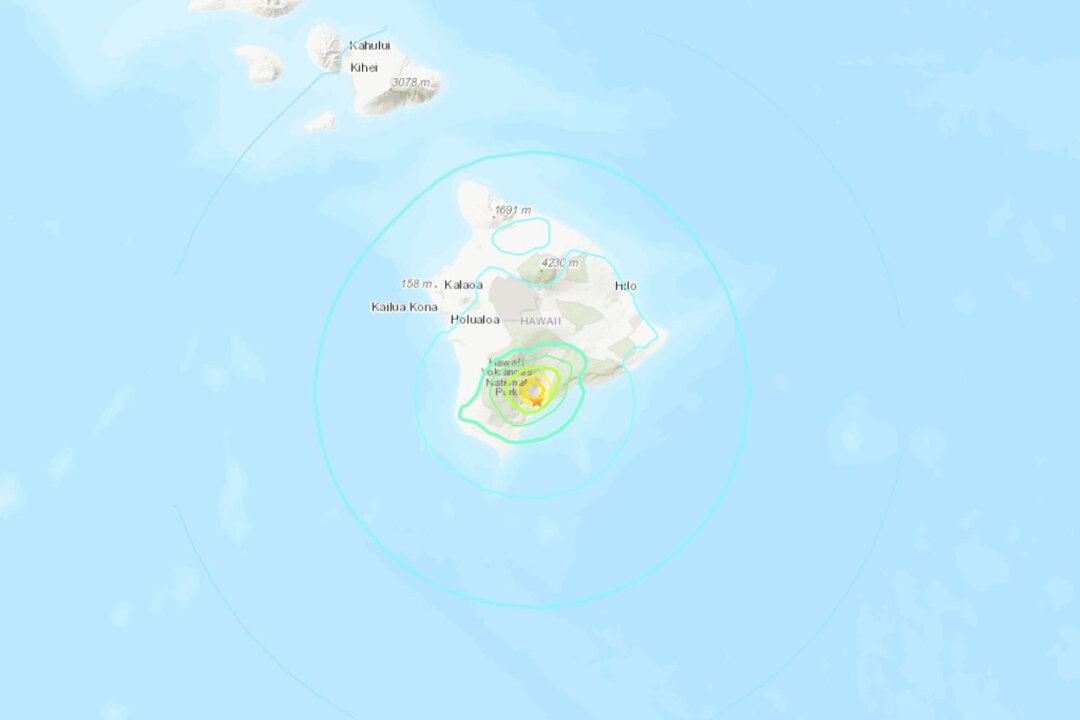 Magnitude 5.7 Earthquake Strikes Mauna Loa Volcano on Hawaii’s Big ...