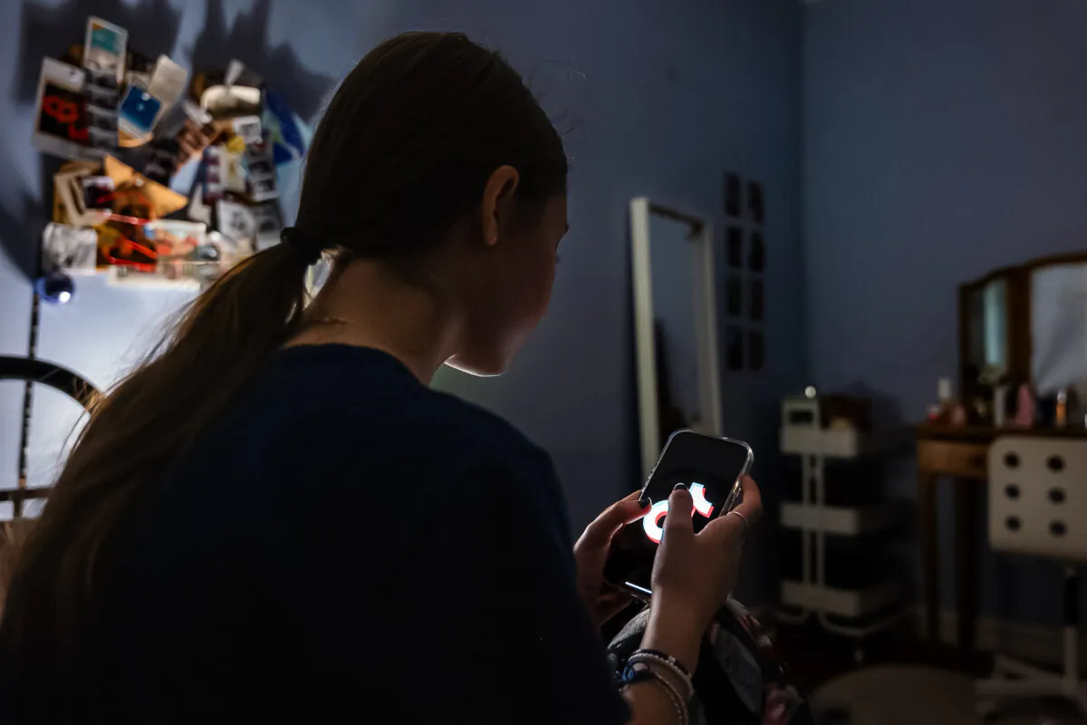 A U.S. teenager uses her mobile phone to access social media on Jan. 31, 2024. (Spencer Platt/Getty Images)