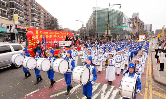 Falun Gong Practitioners Celebrate Lunar New Year in Flushing Parade