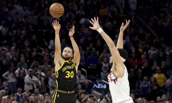 Stephen Curry’s Last Second 3-pointer Lifta Warriors Over Suns 113–112