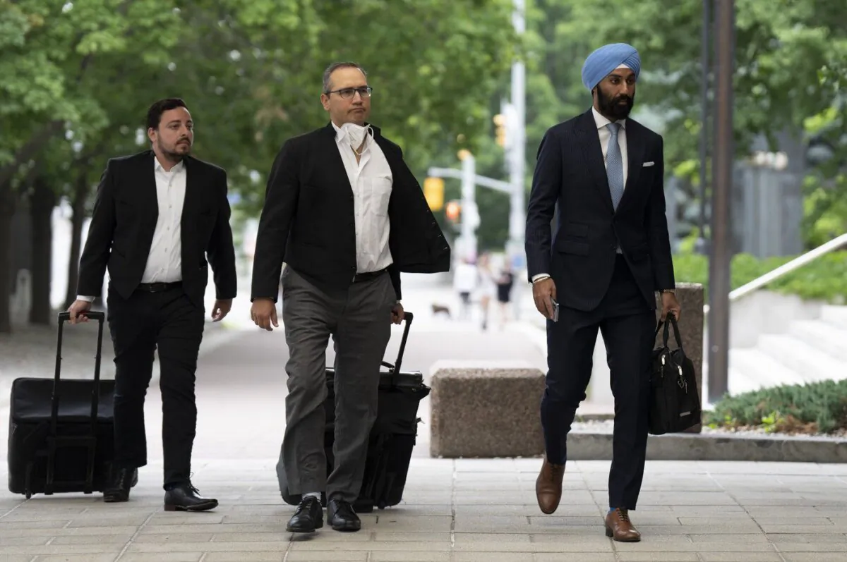 Grewal, right, walks with his lawyers as they make their way to court, July 18, 2022 in Ottawa. (The Canadian Press/Adrian Wyld)
