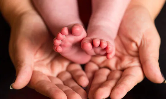 Advocates Defend ‘Freebirthing’ After Women Warned of Risks Following Rise During Lockdowns