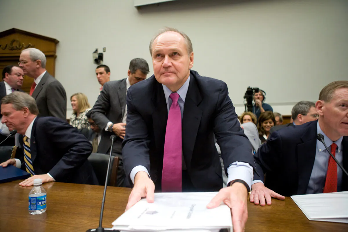 Bob Nardelli (center), former CEO of Chrysler and Home Depot, as seen in a file photo. (Brendan Hoffman/Getty Images)