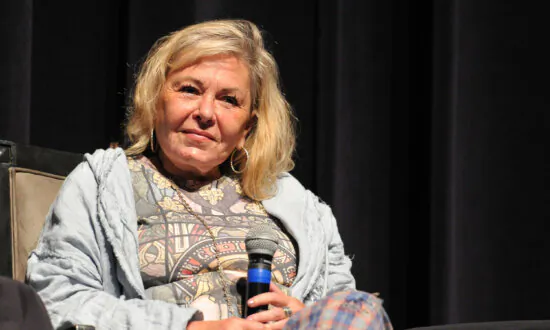 Comedian Roseanne Barr Sides With Texas in Border Dispute